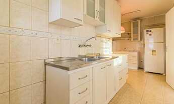 Imagem 3: Apartamento de três dormitórios, suíte e uma vaga de garagem no bairro Petrópolis em Porto