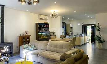 Imagem 6: Casa completamente reformada, com fachada imponente que remete ao estilo europeu, no Centr