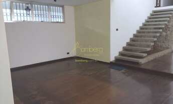 Imagem 2: Linda casa. vista para uma linda praça. Totalmente isolada. Jardim. Churrasqueira e pisci