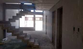 Imagem 4: Casa triplex tem 200 metros quadrados, 4 quartos, 3 suítes. precisa fazer o acabamento. vi