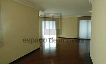 Imagem 3: Cobertura espaçosa em rua tranquila e arborizada