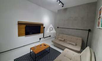 Imagem 5: Original sala quarto reformadíssimo com vista verde em Copacabana!!!