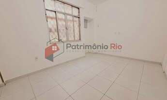 Imagem: Apto vazio, térreo, 2 quartos na Praça