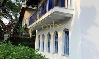 Imagem: Sobrado estilo Colonial em rua fechada