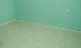 Imagem 7: Aluga-se uma kitnet com uma área grande e murada com portão