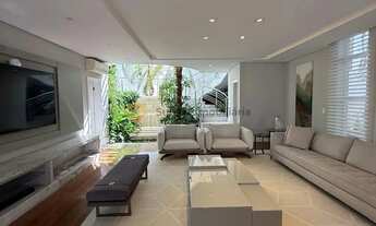 Imagem 3: Residência Mobiliada com 3 Suítes, Escritório e Ambientes Integrados em Condomínio de Alto