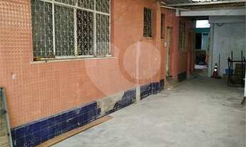 Imagem 2: Terreno amplo com casas, kitnets e quartos