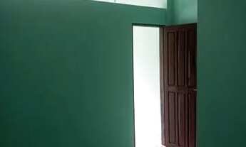 Imagem 5: Aluga-se uma kitnet com uma área grande e murada com portão