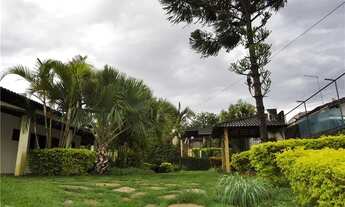 Imagem 3: Construído em um lote de 1000 m2, este imóvel é composto de uma casa com dois pavimentos e