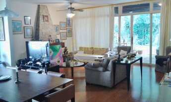 Imagem: Casa ampla. Com lareira e armários