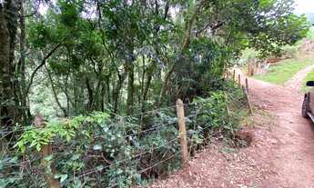 Imagem 2: Terreno com rio de divisa e platô natural