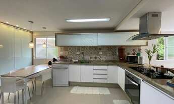 Imagem 7: Ótima casa em condomínio possui 4 quartos, 1 suíte, 8 vagas de garagem, condomínio complet