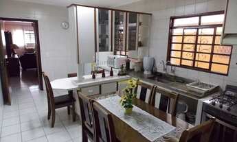 Imagem 4: Sobrado paralelo à Rua das Imbiras, 3 dormitórios, 3 vagas, 200m² útil