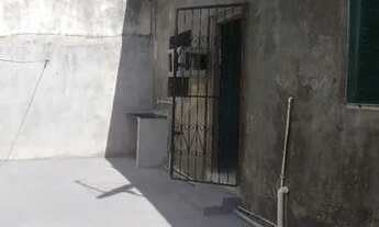 Imagem 2: Aluga-se uma kitnet com uma área grande e murada com portão