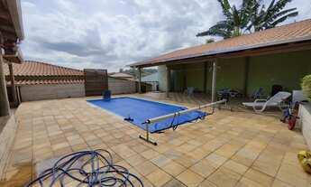 Imagem: Casa com piscina e quintal para venda