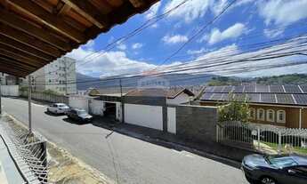 Imagem 6: Casa com 4 dormitórios sendo 01 suite e quintal no centro de Poços de Caldas