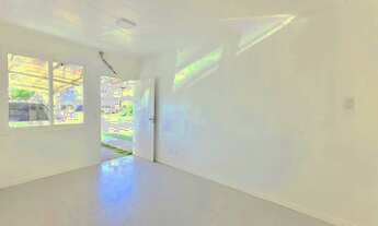 Imagem 2: Casa em condomínio reformada com 2 dormitórios, cozinha ampla, vaga de garagem para 2 carr