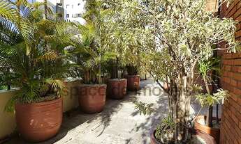 Imagem 6: Cobertura espaçosa em rua tranquila e arborizada
