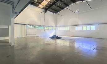 Imagem: Galpão 800m² para locação c/ doca, salas