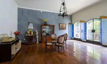 Imagem 6: Paisagismo exuberante, ampla casa, 4 suítes, edícula, piscina, árvores frutíferas, garagem