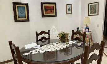 Imagem 6: Apartamento de 3 quartos, sendo um suíte. Está todo reformado e fica em rua arborizada com