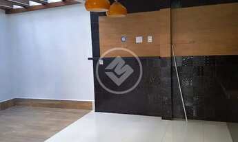 Imagem 4: Sobrado à venda no Condomínio Mont Serrat, com móveis planejados na sala, cozinha e nas 03