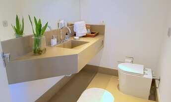 Imagem 6: O apartamento é uma delícia, todinho reformado, muito arejado, claro e repleto de armários