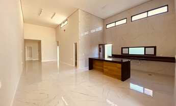 Imagem 2: Casa Plana em Rua Privativa 168,78m², no Aquiraz, 3 suítes, 2 vagas, sala com pé direito