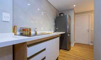 Imagem 4: Quer uma varanda gourmet para chamar de sua em condomínio clube? Esse apartamento novinho