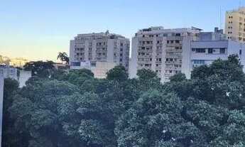 Imagem 3: Apartamento em prédio pequeno em Rua bucólica da Gávea