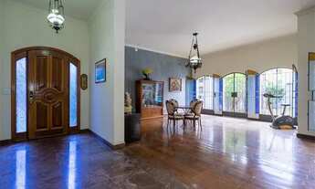 Imagem 5: Paisagismo exuberante, ampla casa, 4 suítes, edícula, piscina, árvores frutíferas, garagem