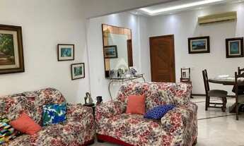 Imagem 3: Apartamento de 3 quartos, sendo um suíte. Está todo reformado e fica em rua arborizada com