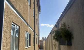 Imagem 4: Quarto grande com vista para o jardim conforto e natureza em um só lugar!