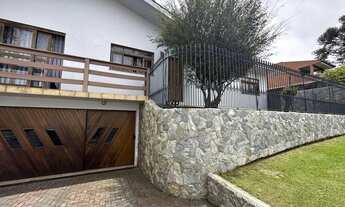 Imagem: Casa de Esquina com Garagem no subsolo