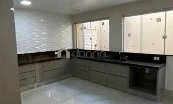 Imagem 7: Casa de Luxo com Piscina e Varanda Gourmet no Coração da Cidade