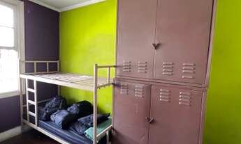 Imagem 2: Metrô na frente/Camas beliches/ sem percevejos/ local seguro