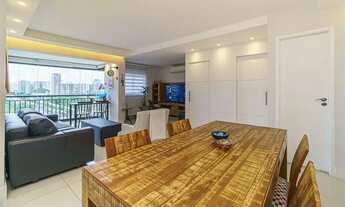 Imagem 4: Apartamento com varanda gourmet e churrasqueira integrada ao living de 102 m², com duas va