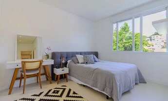 Imagem 5: Casa recém-construída com área de 268m², em centro de terreno, afastada da rua e de imóvei