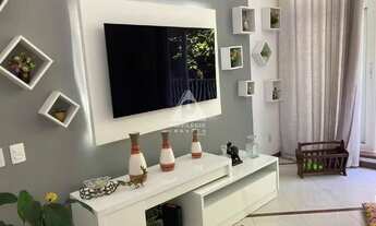 Imagem 4: Apartamento de 3 quartos, sendo um suíte. Está todo reformado e fica em rua arborizada com