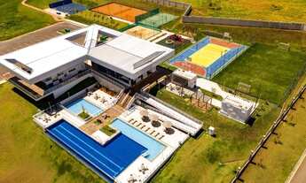 Imagem: Lote de esquina com 439 m² no condomínio