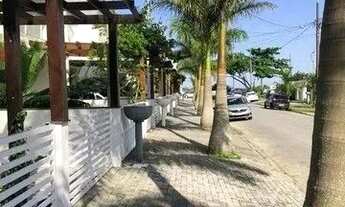 Imagem 2: Sobrado com Edícula e Piscina - Próximo ao Mar - Praia de Leste