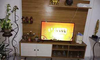 Imagem 2: Mesa de vidro com 4cadeiras mas um painel de TV completo