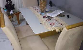 Imagem: Mesa de vidro com 4cadeiras mas um painel