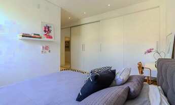 Imagem 7: Casa recém-construída com área de 268m², em centro de terreno, afastada da rua e de imóvei