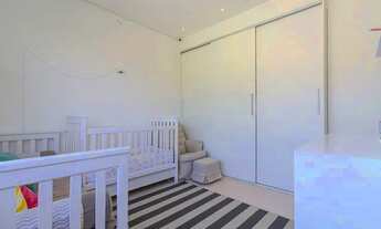 Imagem 2: Casa recém-construída com área de 268m², em centro de terreno, afastada da rua e de imóvei