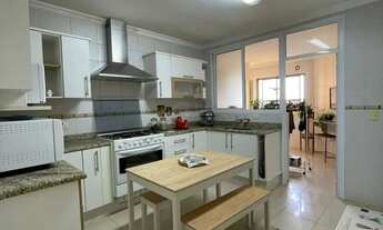 Imagem 2: O imóvel conta com 3 dormitórios, sendo 1 suíte, 2 banheiros