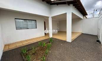 Imagem 2: Casa residencial com 3 quartos sendo 1 suíte disponível para venda e locação no Bairro Vig
