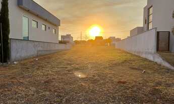 Imagem 4: Lote no Terras Alpha 1 , próximo à entrada do condomínio e do lado do clube!