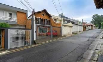 Imagem 2: Oportunidade! Sobrado em rua calma e arborizada... Abaixo do preço de mercado!