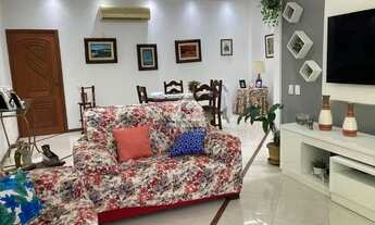 Imagem 2: Apartamento de 3 quartos, sendo um suíte. Está todo reformado e fica em rua arborizada com